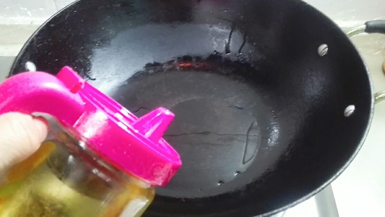 金蒜黑豉红椒粉面茨菇,热锅倒适量食用油