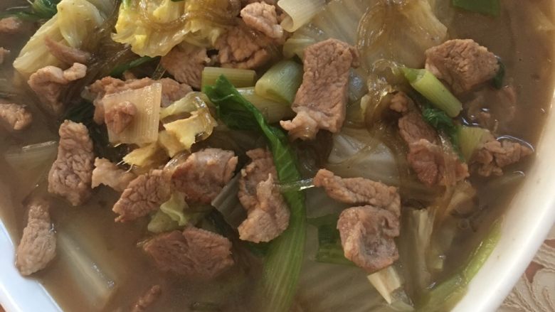 猪肉白菜炖粉条,猪肉白菜炖粉条做好了，😄，如果家里有豆腐，放进去也会很好吃的。