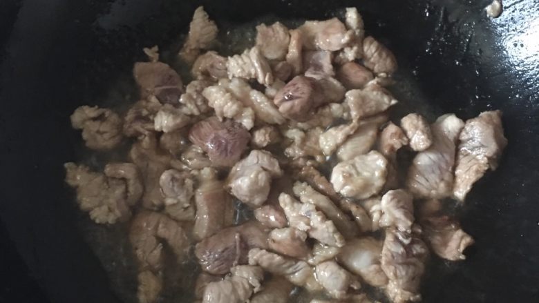 猪肉白菜炖粉条,猪肉下锅翻炒