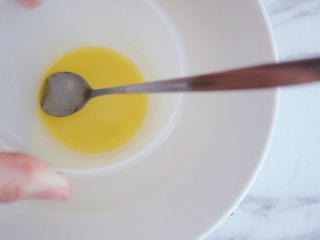 奶香浓郁的苹果千层派,然后将事先准备好的黄油隔水加热化开成液体状态