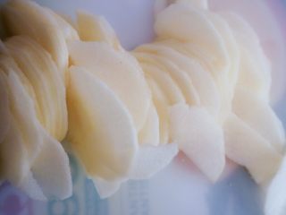 奶香浓郁的苹果千层派,我们需要切成0.2厘米的片片，如果切不均匀不要太厚就可以