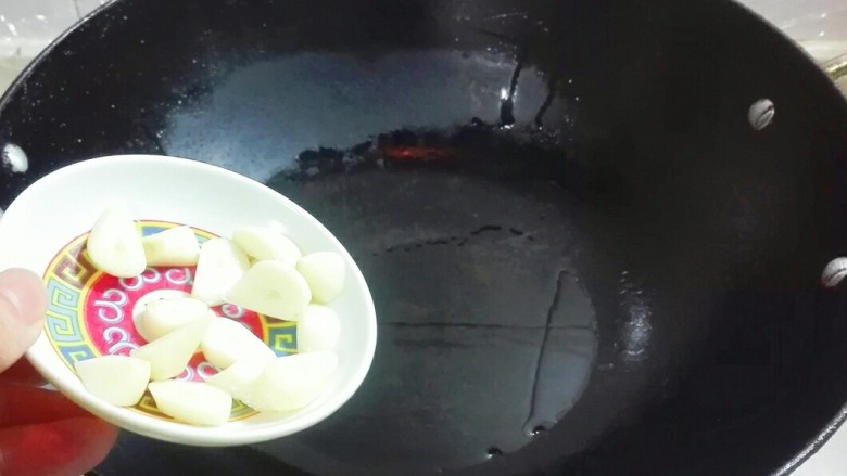 金蒜黑豉红椒粉面茨菇,放蒜片下锅