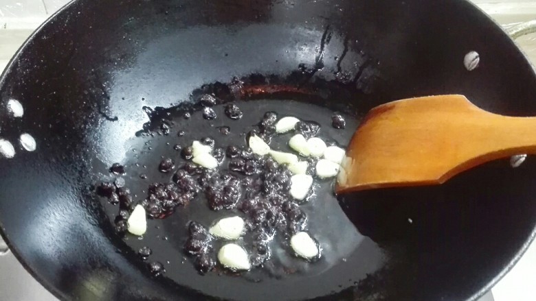 金蒜黑豉红椒粉面茨菇,小火煎出香味