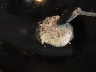 西兰花腊肠蛋炒饭,锅中再次热油，放入蒜蓉和咸肉，炒出香味。