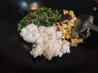 西兰花腊肠蛋炒饭,加入米饭，把炒好的所有食材都加入。