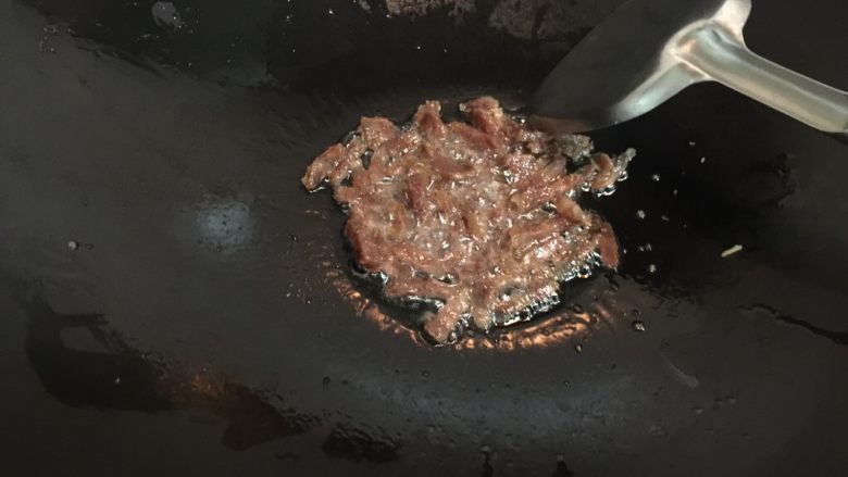 西兰花腊肠蛋炒饭,腊肠过下油，沥干油暂捞出。
