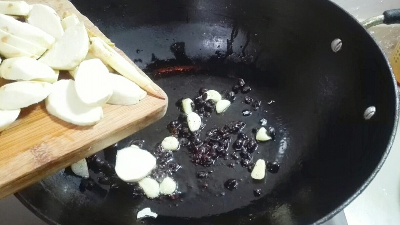 金蒜黑豉红椒粉面茨菇,放茨菰片下锅