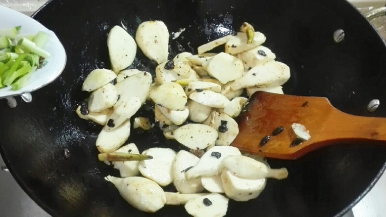 金蒜黑豉红椒粉面茨菇,茨菰翻炒水汽至干，放葱白下锅翻炒