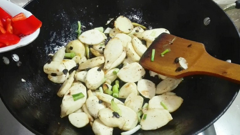 金蒜黑豉红椒粉面茨菇,放红椒块下锅