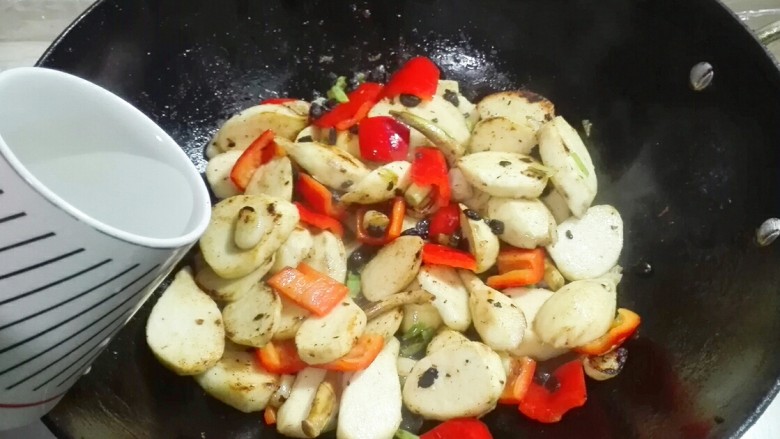 金蒜黑豉红椒粉面茨菇,放适量热水下锅，最多和茨菰平齐