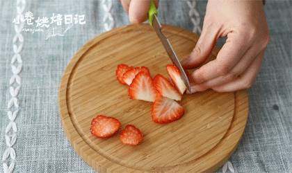 开启慢时光的草莓奶酪布丁杯，淡淡的甜蜜,草莓洗净后切薄片。