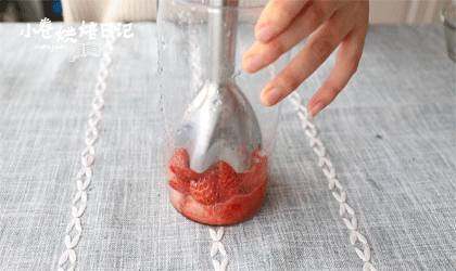 开启慢时光的草莓奶酪布丁杯，淡淡的甜蜜,用料理机棒将草莓搅拌成草莓泥。