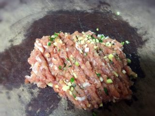 蒸饺,瘦肉加入葱姜一起剁碎