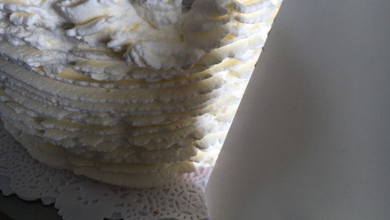 戚风淋面生日蛋糕,轻轻贴在蛋糕胚上，向左倾斜45度角