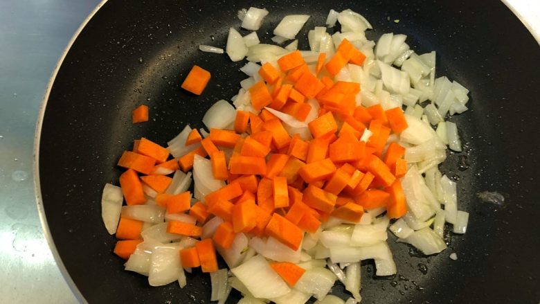 手撕杏鲍菇炒肉片,下胡萝卜丁，加适量盐，炒到断生。