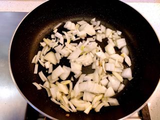 手撕杏鲍菇炒肉片,锅底留油，下洋葱块翻炒至软。