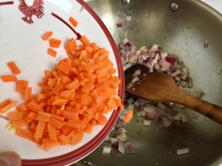 家常美味➕粒粒香蒜苔炒肉末,加入胡萝卜翻炒均匀
