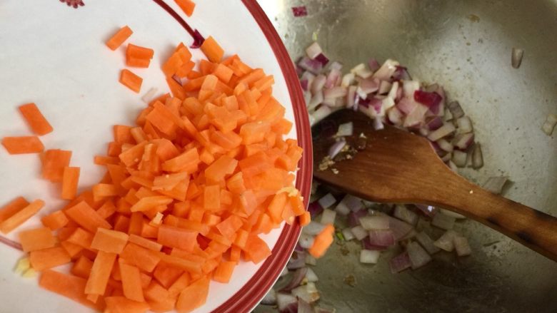 家常美味➕粒粒香蒜苔炒肉末,加入胡萝卜翻炒均匀