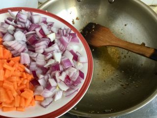 家常美味➕粒粒香蒜苔炒肉末,锅中底油，不用再加油了，小火，加入洋葱煸香