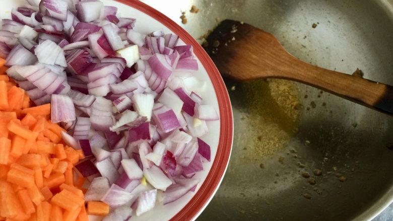 家常美味➕粒粒香蒜苔炒肉末,锅中底油，不用再加油了，小火，加入洋葱煸香