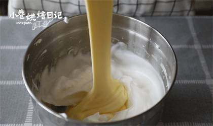 简简单单，来一卷幸福与美味的香葱肉松卷,把蛋黄糊加入剩下的蛋白里。翻拌均匀。