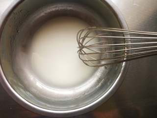 斑马纹戚风蛋糕,把玉米油和牛奶或水倒入另一个盆内，用打蛋器搅打到完全乳化，无油星。
