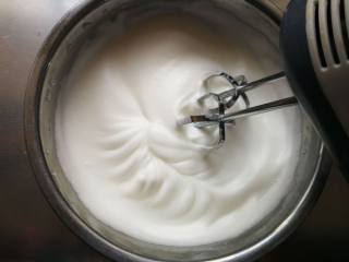 斑马纹戚风蛋糕,调中速打至泡沫细腻时再加入三分之一白糖继续打发。