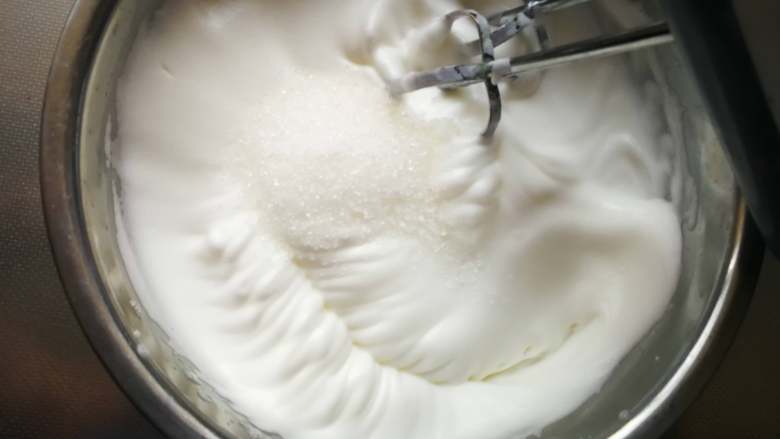 斑马纹戚风蛋糕, 有较粗纹路或有小弯勾时加入最后三分之一白糖。