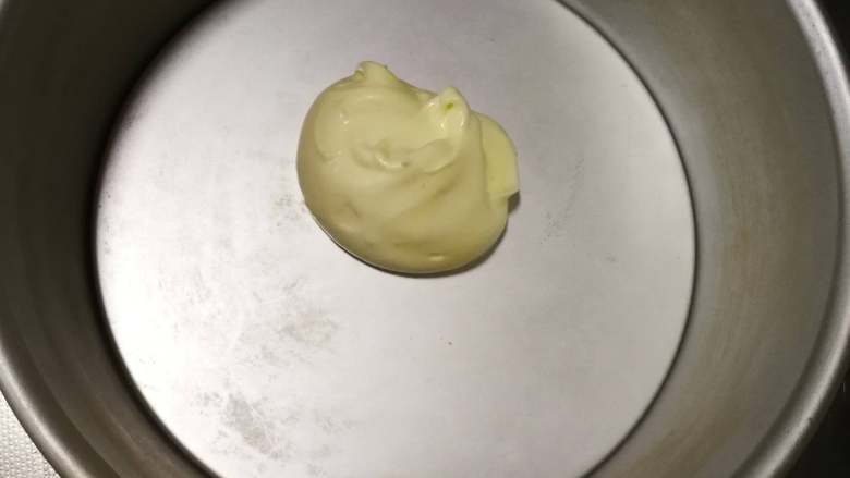 斑马纹戚风蛋糕,取2把大小相同的勺子，舀一勺蛋白糊放入8寸模具中央（勺子不要很大，否则层次不多，不好看）