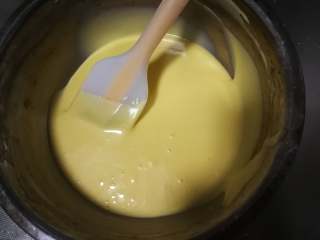 斑马纹戚风蛋糕,搅拌至细腻无颗粒的面糊，不要划圈搅拌以免面糊起筋。拌好的蛋黄糊。