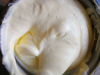 斑马纹戚风蛋糕,翻拌一下，转动一下盆子。按这个方法翻拌均匀。把翻拌好的面糊倒入剩余的蛋白糊盆中继续翻拌。面糊就做好了。
