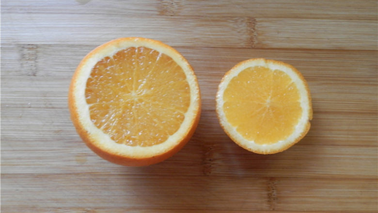 国橙蒸枸杞蛋,把橙子1/4处切开。