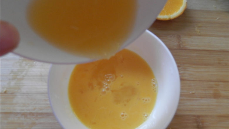 国橙蒸枸杞蛋,将橙汁倒入蛋液中搅匀。