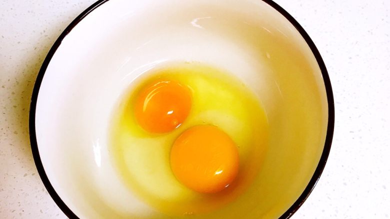 酥脆蛋卷,2个<a style='color:red;display:inline-block;' href='/shicai/ 9'>鸡蛋</a>磕散倒入碗中，加入1.5克的盐和40克的细砂糖，用打蛋器打至糖全部融化。
