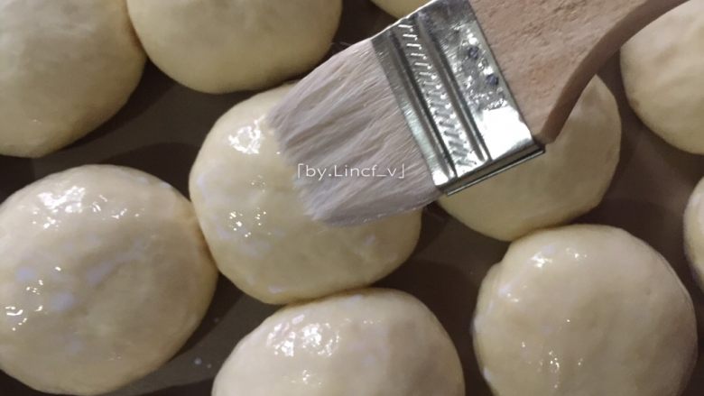 奶香椰蓉小餐包,发酵好的面团刷上一层牛奶液