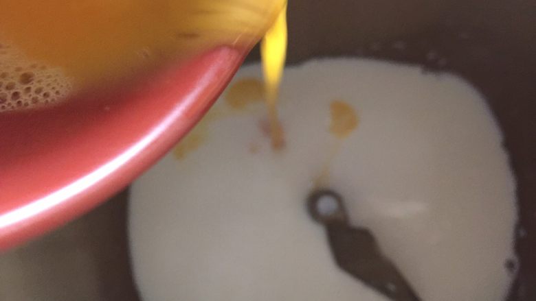 奶香椰蓉小餐包,将所有液体状材料倒入面包机桶中