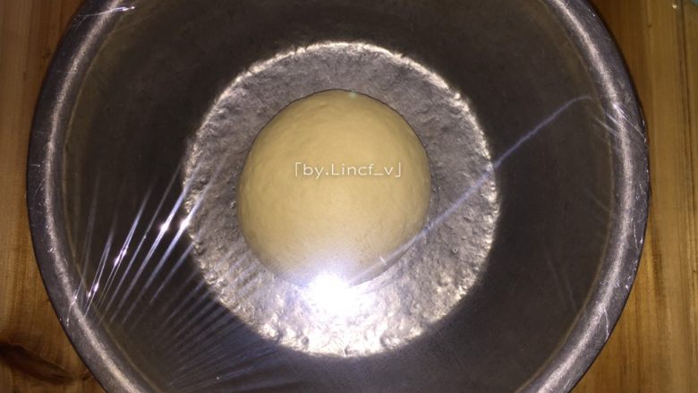 奶香椰蓉小餐包,揉成光滑面团，放入盆中，用保鲜膜盖好进行发酵