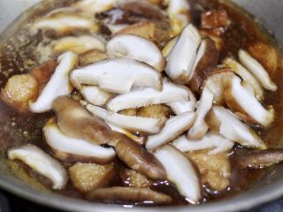 莴苣香菇红烧肉,等到汤汁浓稠时，放入香菇。香菇会出水分，继续慢炖
