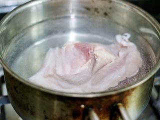 莴苣香菇红烧肉,前腿肉下锅焯水