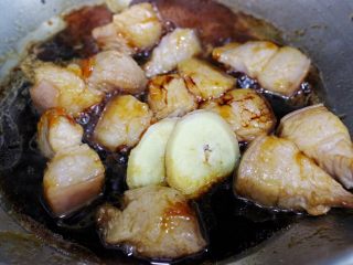 莴苣香菇红烧肉,放入生抽，老抽，料酒和姜片