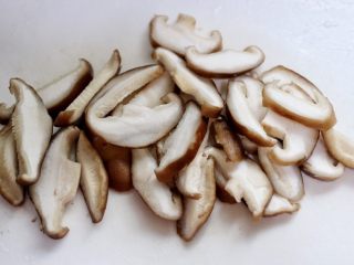 莴苣香菇红烧肉,香菇切厚片