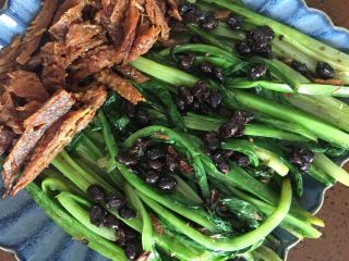 豆豉鲮鱼油麦菜,装盘，备用的豆豉放入，好吃又好做的一道菜成了