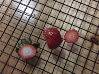 圣诞场景草莓裸蛋糕,草莓切去蒂端，再分2:1段切成两半

