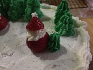 圣诞场景草莓裸蛋糕,盖上小的部分，在尖端点上一点奶油，用黑芝麻装饰成眼睛
