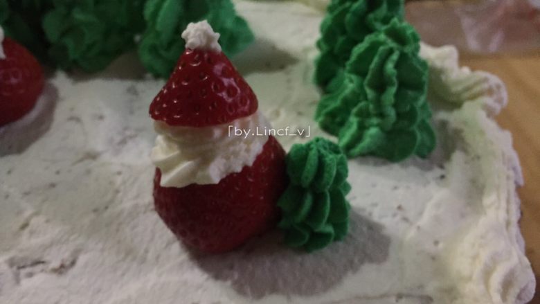 圣诞场景草莓裸蛋糕,盖上小的部分，在尖端点上一点奶油，用黑芝麻装饰成眼睛
