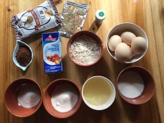 圣诞场景草莓裸蛋糕,准备材料:鸡蛋5个、低筋面粉77g、可可粉8g、玉米油40g、细砂糖90g、纯牛奶40g、淡奶油300g、椰蓉适量、糖珠适量、绿色色素适量、草莓适量
