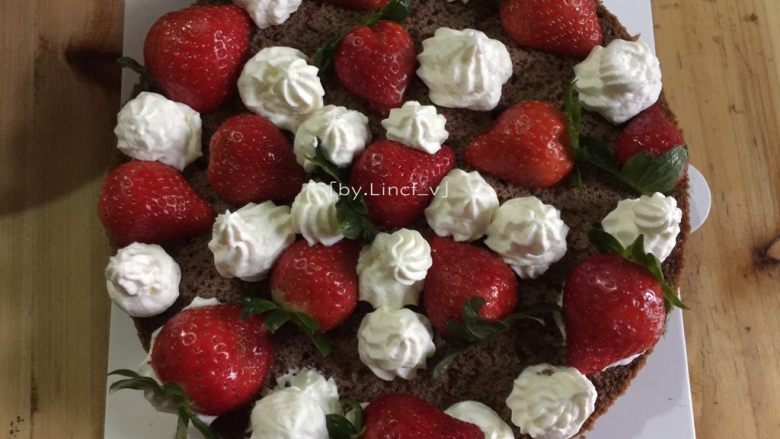 圣诞场景草莓裸蛋糕,将一片蛋糕胚放到蛋糕托上，草莓分布放上并挤上适量白奶油