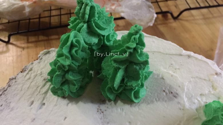 圣诞场景草莓裸蛋糕,用绿色奶油在上面挤出圣诞树的样子
