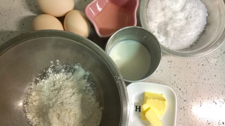 奥利奥向日葵纸杯蛋糕,准备好做海绵纸杯蛋糕的食材，<a style='color:red;display:inline-block;' href='/shicai/ 9'>鸡蛋</a>提前拿出冰箱放置常温，常温蛋有利于打发。