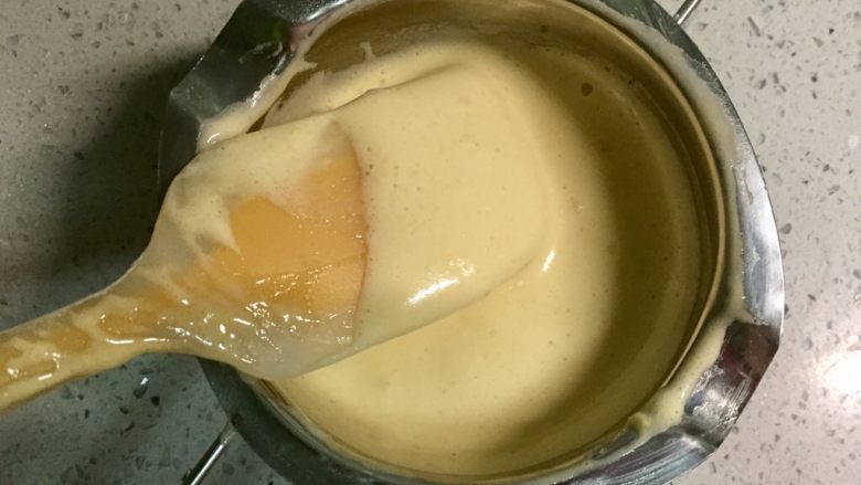 奥利奥向日葵纸杯蛋糕,因为两部分食材的密度和温度差别比较大，所以把部分面糊加入融化的黄油牛奶中，先拌匀。